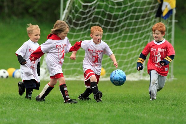 Дети играют в футбол для детей