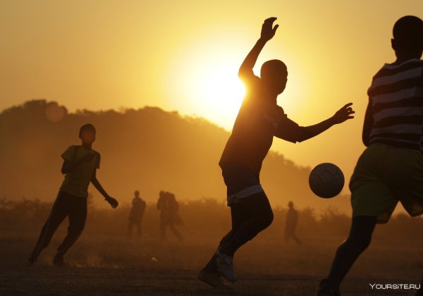 Футбольное поле на закате