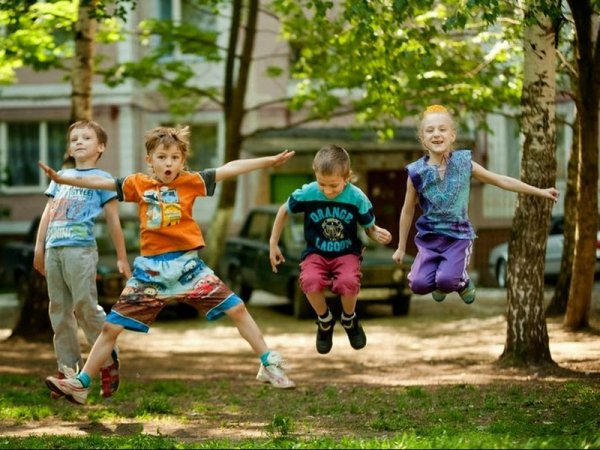 Дети играющие во дворе