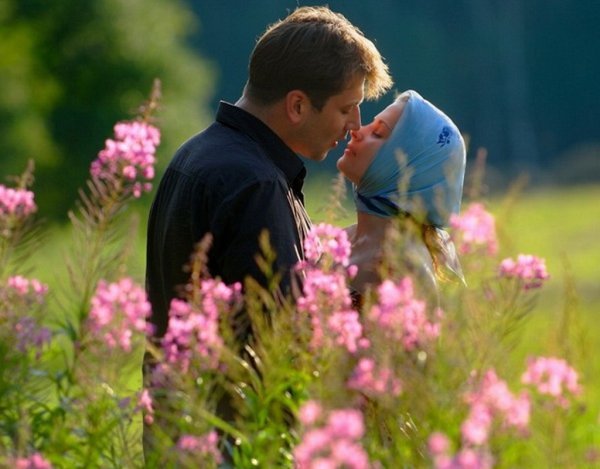 Двое на цветущем лугу