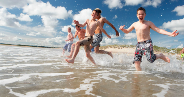 Лето дети купаются в реке