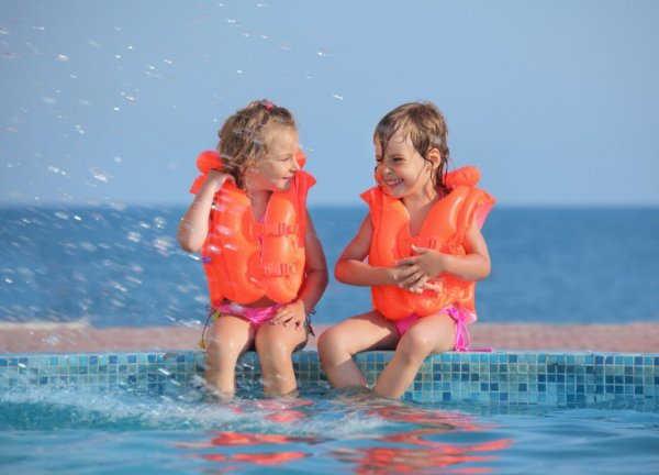 Счастливый ребенок и вода