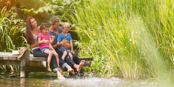 Семья у реки