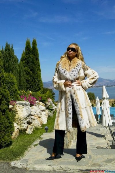 Женщина в шубе летом