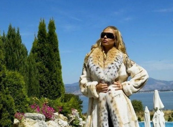 Девушка в шубе летом