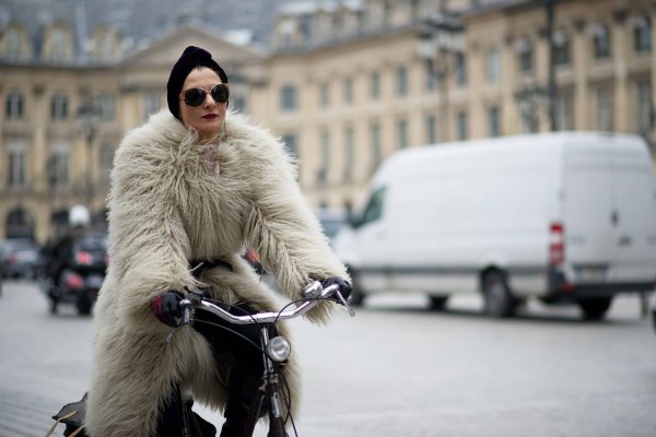 Женщина в шубе летом