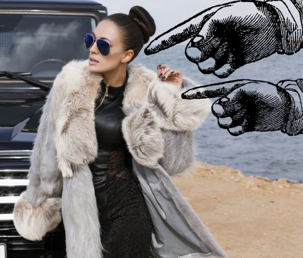 Девушка в шубе в машине