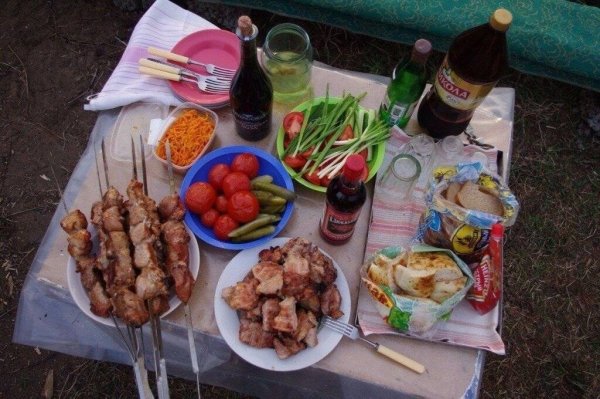 Стол на природе с шашлыками
