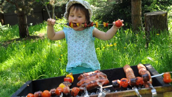 Ребенок с шашлыком