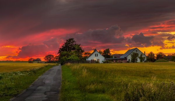 Летний закат в деревне