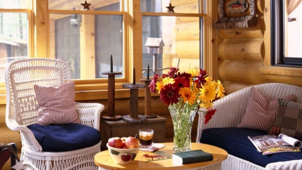 Красивый букет на окне