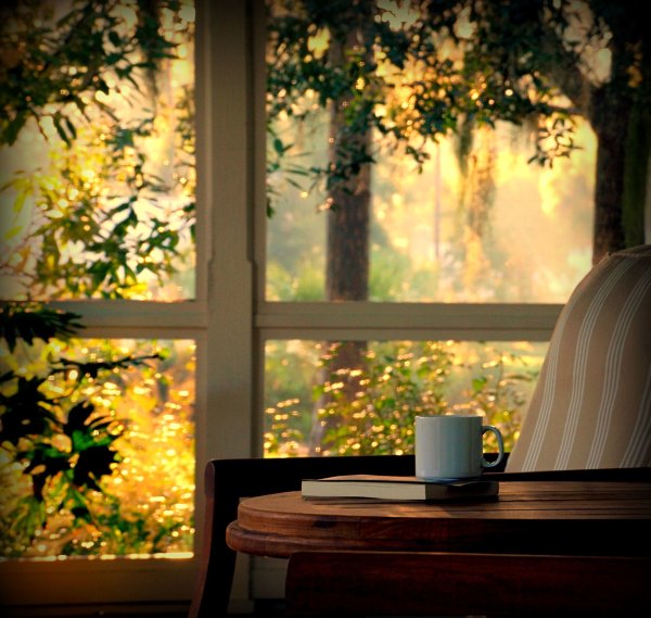 Кофе и белые цветы