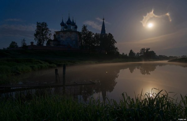 Церковь ночью в деревне