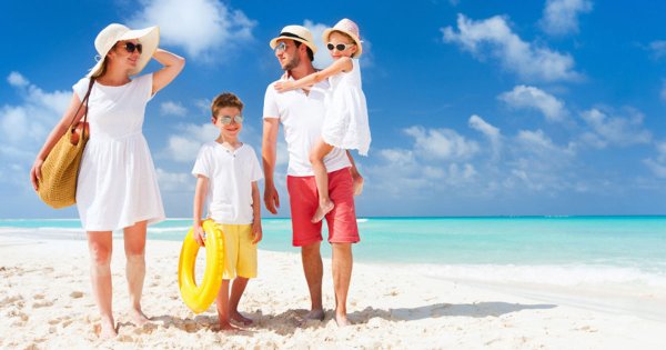 Собранный чемодан на море