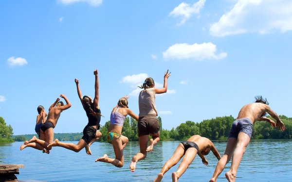 Дети на озере