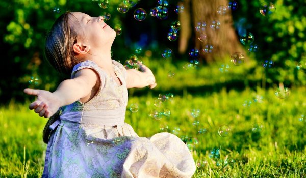 Дети радуются природе