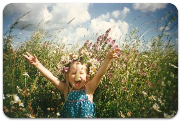 Радостный ребенок в поле