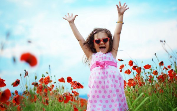 Дети радуются