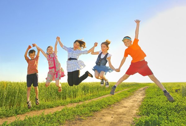 Счастливые дети в прыжке