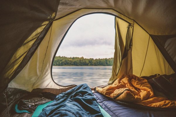 Палатка на берегу