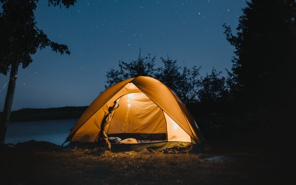 Палатка на природе ночью