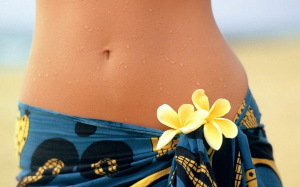 Женский животик в купальнике