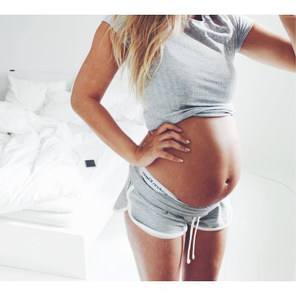 Красивый плоский животик