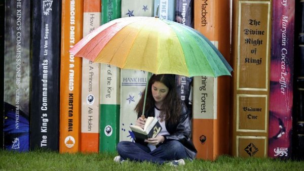 Надпись под книжным зонтиком