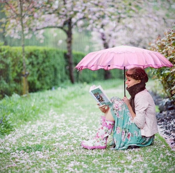 На скамейке под зонтом