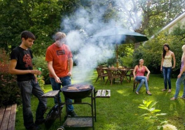 Кресло качалка на природе