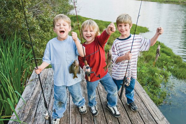 Мальчишки на рыбалке