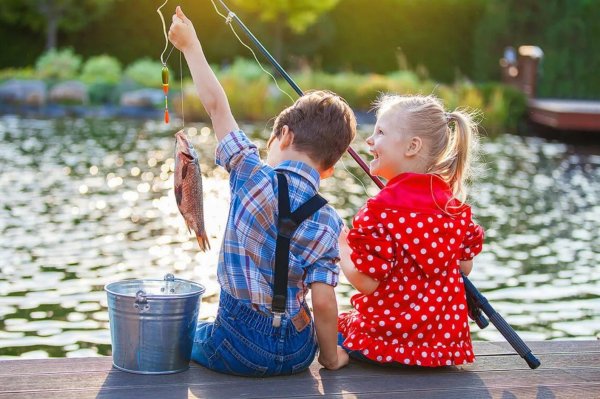 Дети ловят рыбу