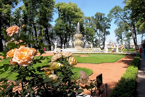 Парадный партер в летнем саду