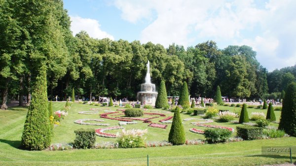 Центральная аллея летнего сада в Санкт-Петербурге