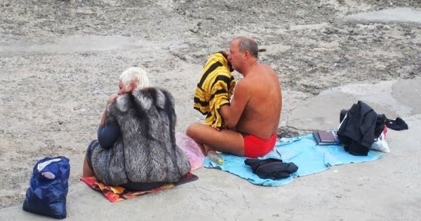 В шубе на пляже