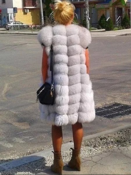 Человек в шубе летом