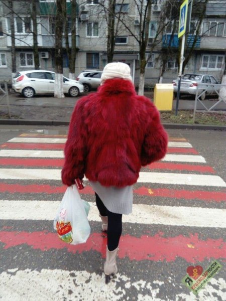 Смешная баба в шубе