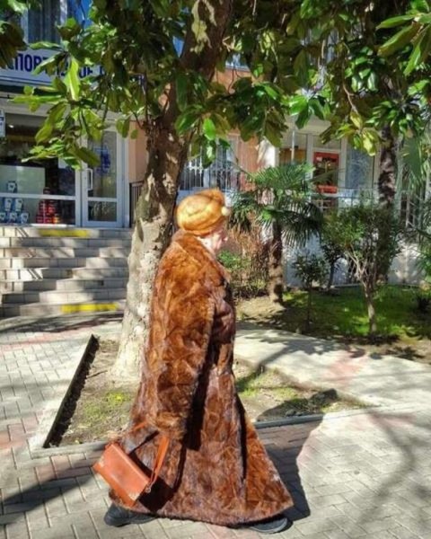 Женщина в шубе летом