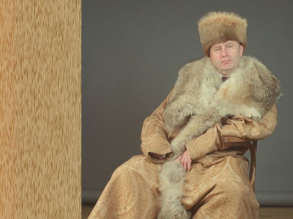 Мужчина в женской шубе