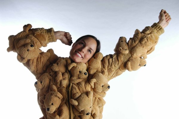 Девушка в купальнике зимой