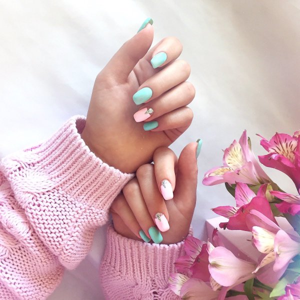 Девушка с яркими ногтями