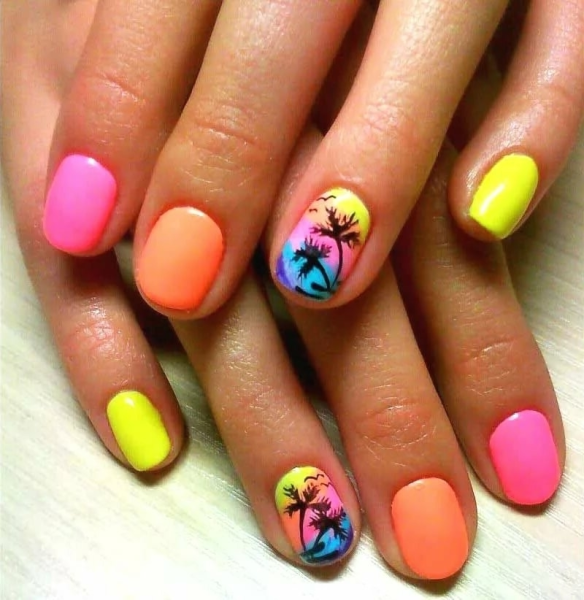 Яркий маникюр