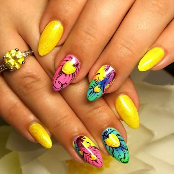Яркий летний маникюр