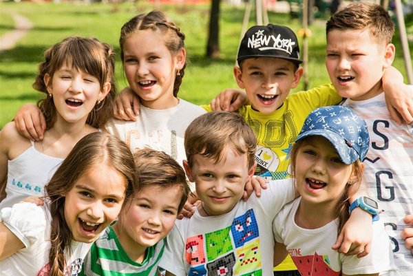 Картина летом в парке для детей