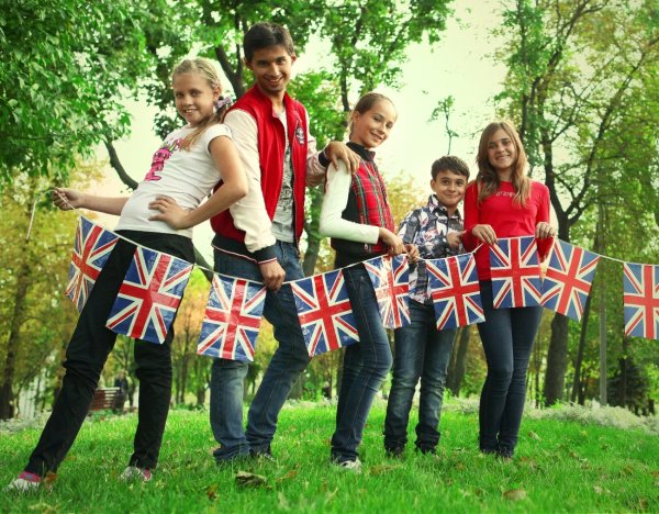 Мультяшный ребенок на пляже