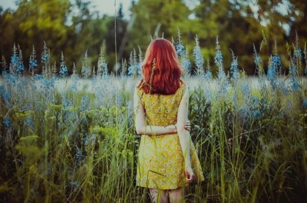 Рыжеволосая девочка в платье