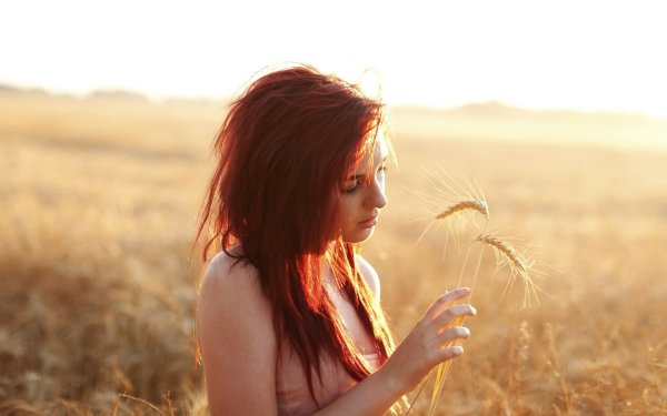 Девушка с рыжими волосами: изображения без лицензионных платежей