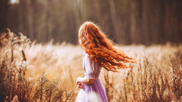 Девушка с кудрявыми волосами осень