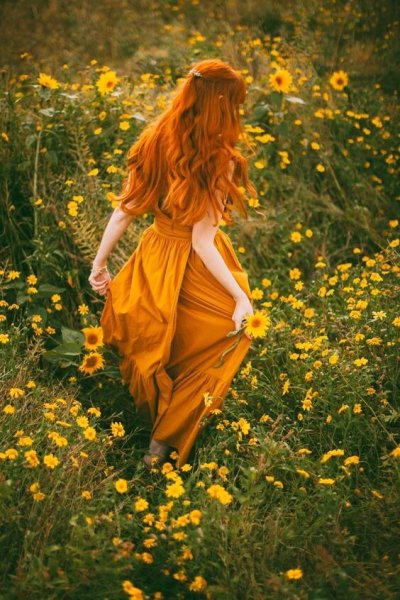 Рыжая женщина и осень