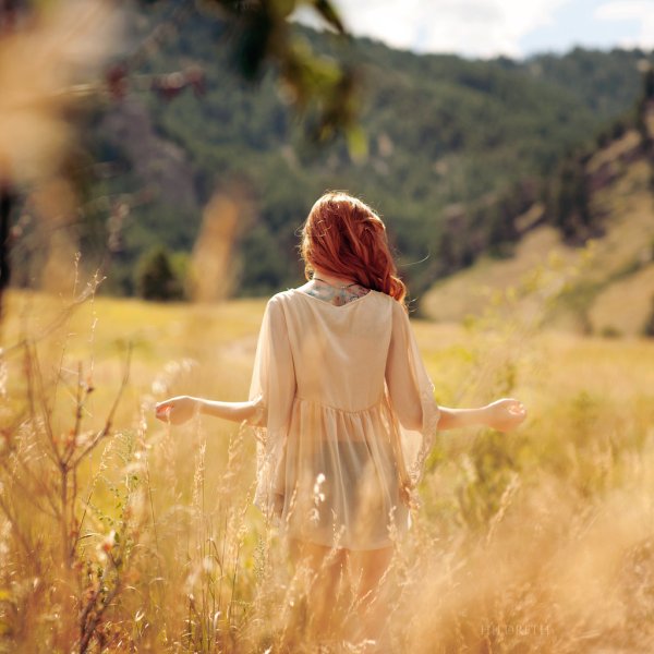 Рыжая на море